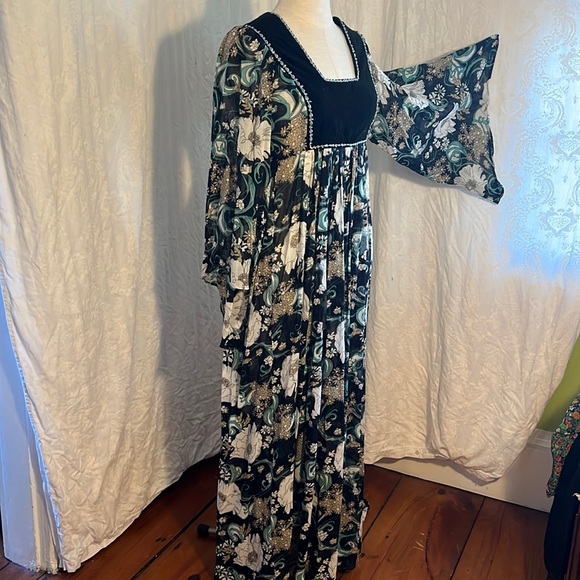 Dresses & Skirts - vintage 70s likely Janice Wainwright maxi dress bell sleeves